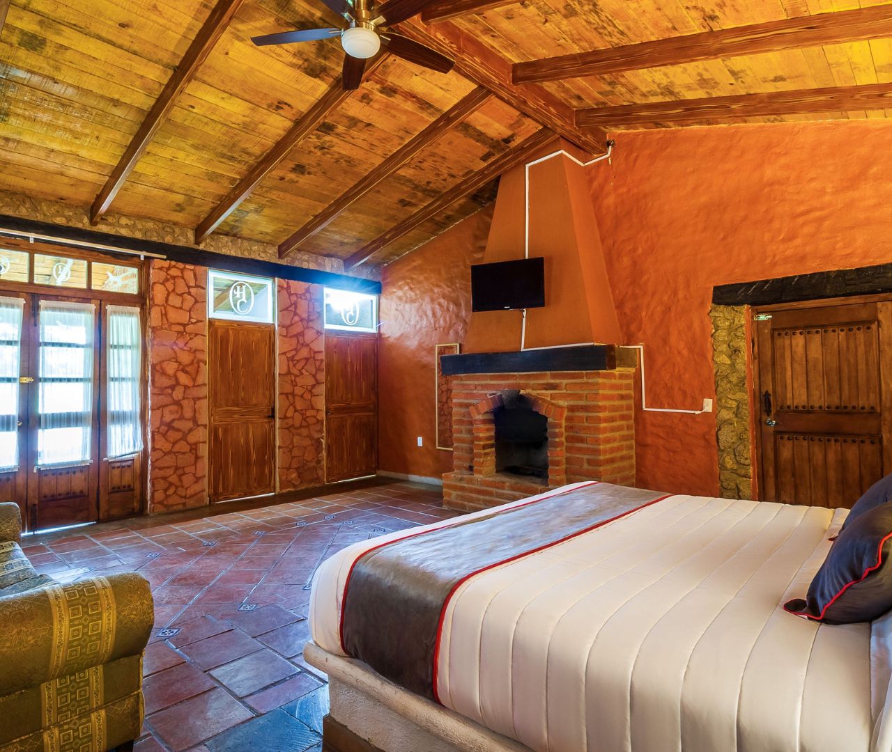 Recámara principal con cama King y chimenea
