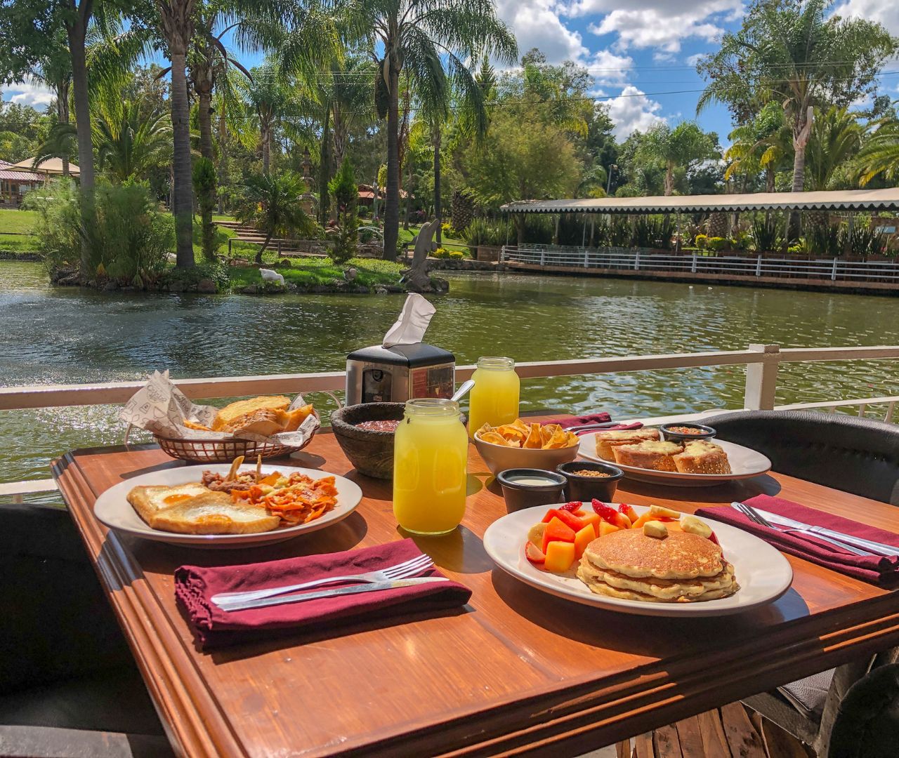 Desayuno de hotcakes y chilaquiles con vista al lago