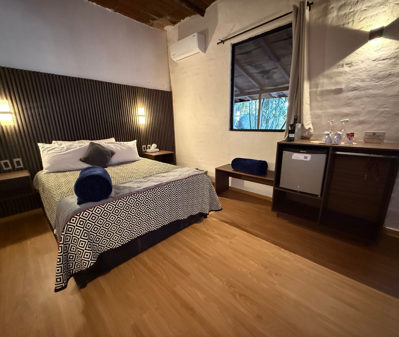 Habitación Estándar remodelada con cama Queen y piso de madera