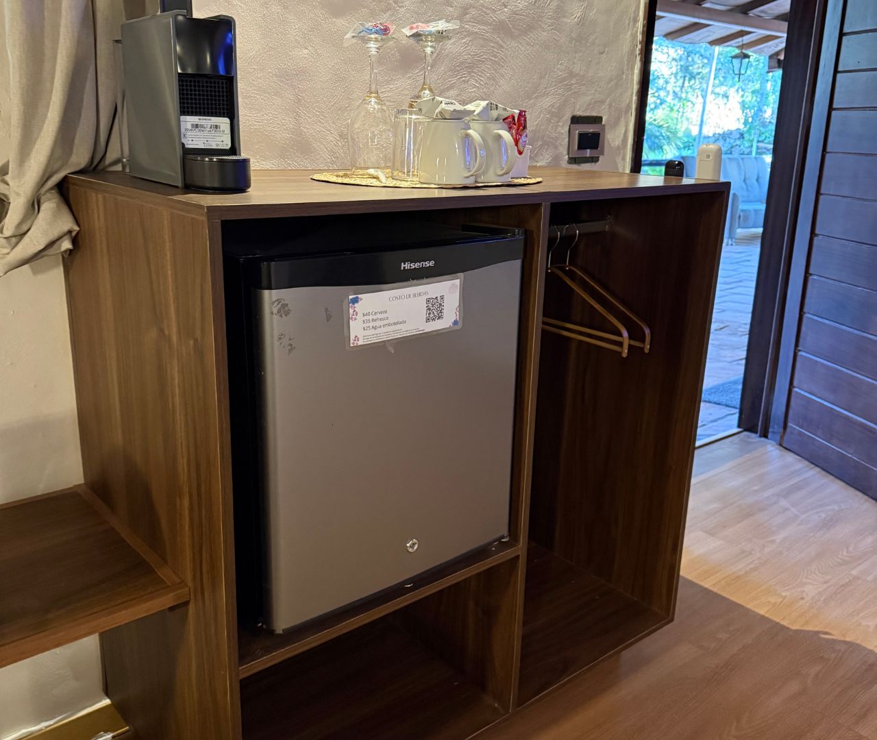 Servibar y cafetera de cápsulas en la habitación