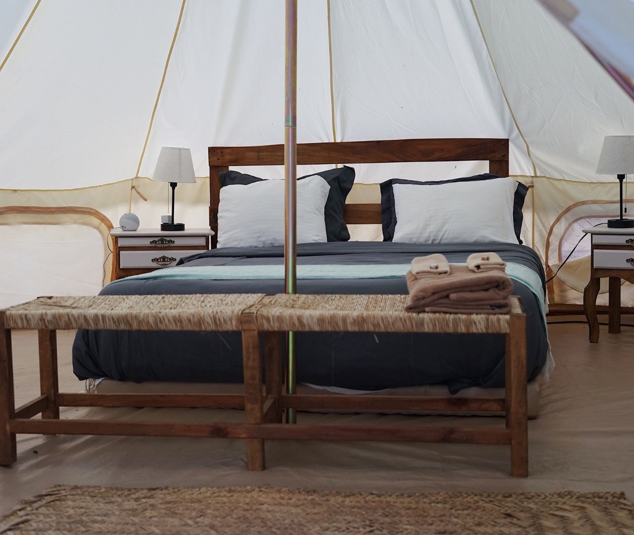 Interior de tienda en Aldea Luna con cama Queen
