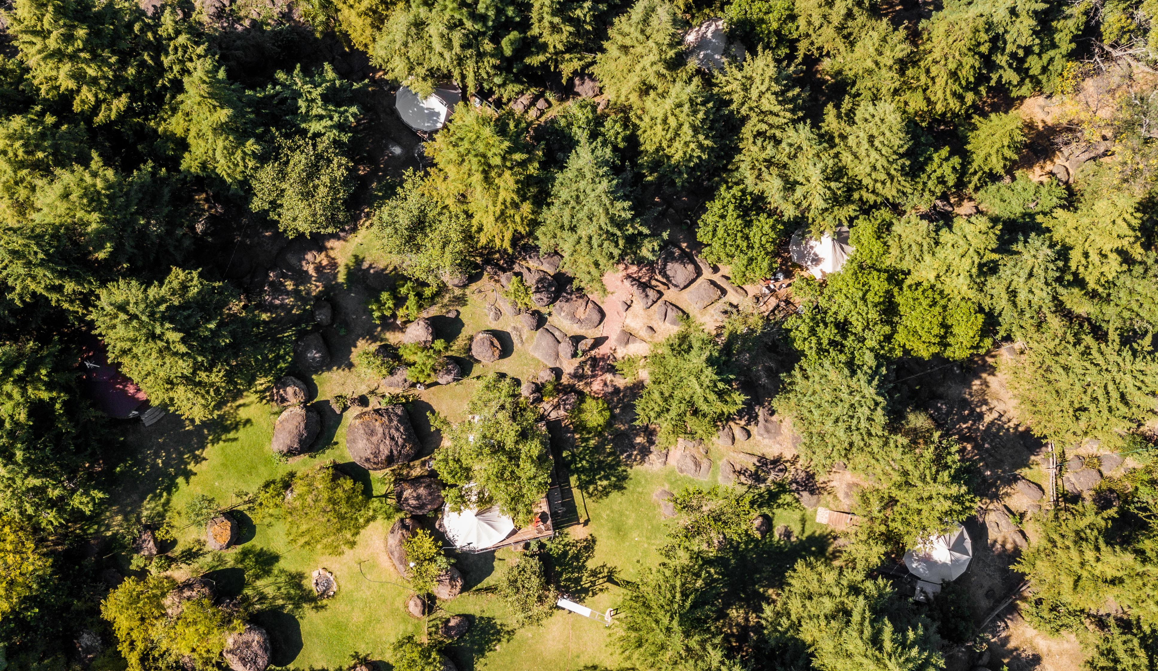 Vista aérea de la zona de glamping
