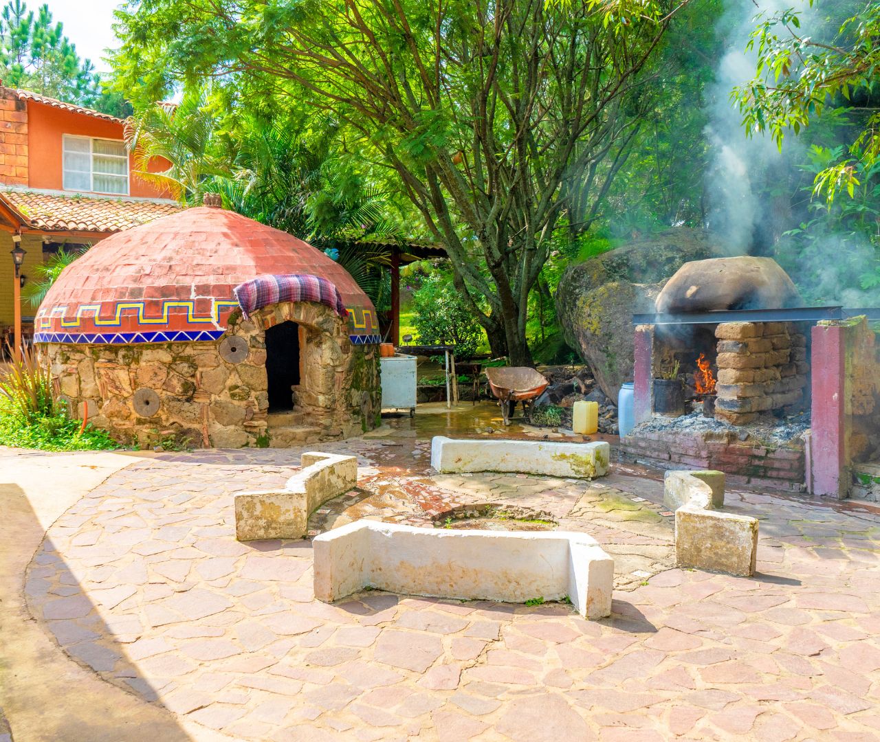 Temazcal tradicional junto a la Aldea Luna